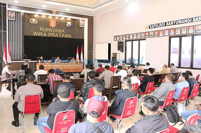 MEDIASI: Kepala Dishub Pudjo Hartanto (depan kiri) dan Wakapolresta AKBP Dewa Putu Eka Darmawan (depan tengah) berdialog dengan sejumlah penambang galian C di Rupatama Wira Pratama, Mapolresta Banyuwangi, kemarin (21/2). (Bagus rio/RadarBanyuwangi.id)
