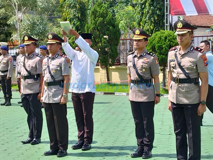 SERTIJAB: Empat perwira Polresta diambil sumpah dan jabatan di halaman Mapolresta Banyuwangi kemarin (27/2). (Bagus Rio/RadarBanyuwangi.id)