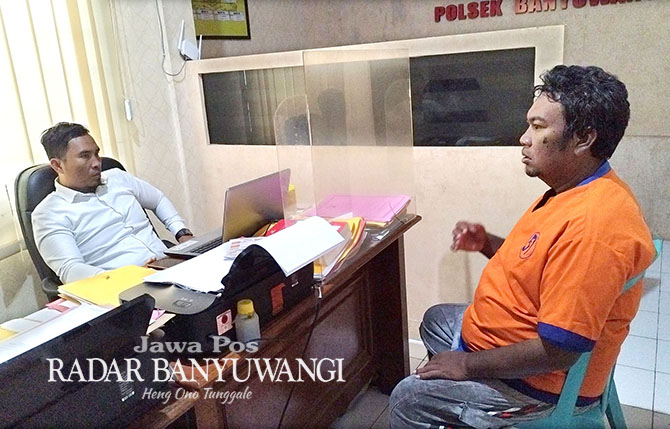 DIINTEROGASI: MM dikorek keterangannya oleh penyidik Polsek Banyuwangi, Senin (13/2). (Bagus Rio/Radar Banyuwangi)