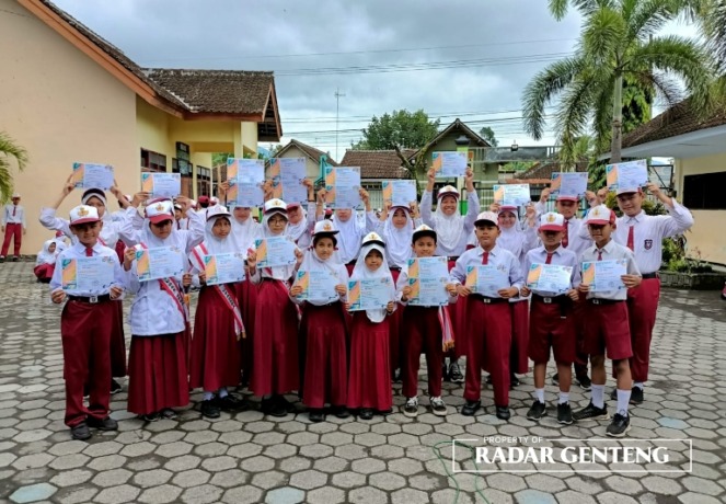 LOMBA INTERNAL: Para siswa peraih piagam penghargaan dalam lomba yang digelar oleh internal sekolah, Senin (2/1). (Foto: Salis Ali/JPRG)