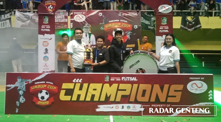 PRESTASI: Siswa SMK Muhammadiyah 2 menerima piala juara 1 lomba best suprorter pada Sabtu (4/2). (Foto: wahid untuk JPRG)