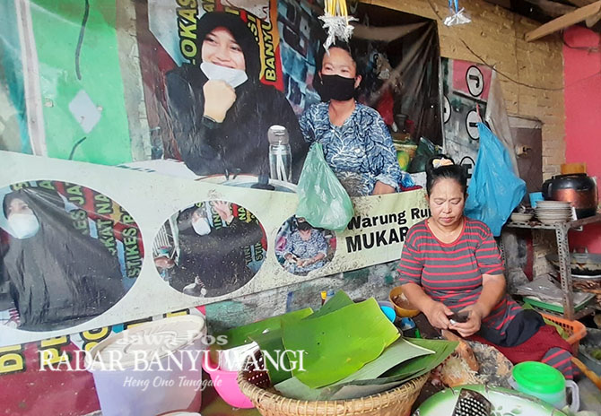 JADI LANGGANAN BUPATI: Mukaranah, penjual rujak soto yang hingga saat ini menjadi langganan Ipuk Fiestiandani Azwar Anas. (Ayu Lestari/Radar Banyuwangi)