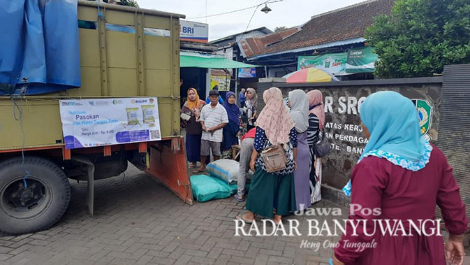 RELA ANTRE: Masyarakat tetap tertib membeli beras dalam kegiatan operasi pasar murah, Rabu (15/2). (DINI For RaBa)