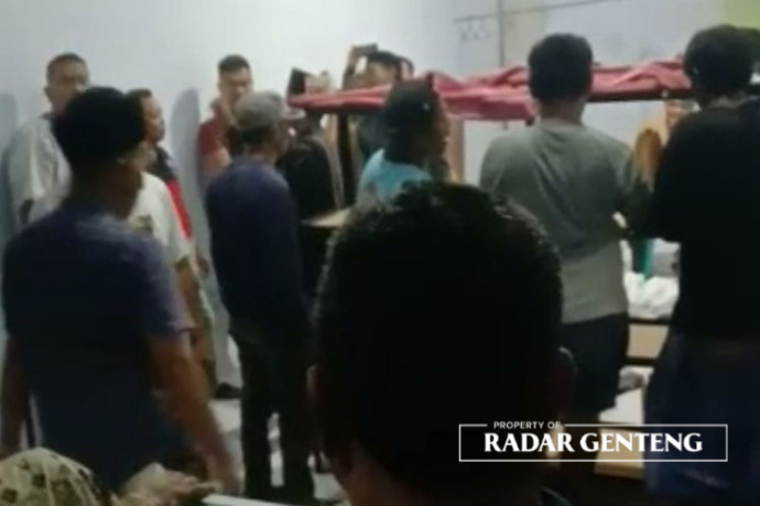 TANGKAPAN LAYAR: Warga yang menggeruduk toko miras di Dusun Sukolilo, Desa Sukomaju, Kecamatan Srono, Selasa (21/2) dini hari. (Foto:Lugas Rumpakaadi/JPRG)