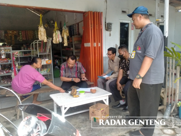 BERKUNJUNG: PPS Desa Purwoasri, Eko Wahyu Nugroho (tiga dari kanan) didampingi PKD Purwoasri dan Panwascam Tegaldlimo melaksanakan verfak di Dusun Tegalsari Lor, Desa Purwoasri, Kecamatan Tegaldlimo, Kamis (16/2). (Foto: Arifin untuk JPRG)