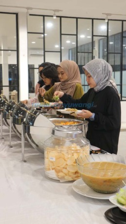 SAJIAN BUKA PUASA : Pengunjung Mentari restaurant mengambil ragam buka puasa. (Ayu Lestari/RadarBanyuwangi.id)