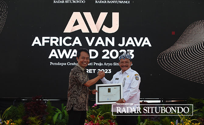 Bupati Karna menerima penghargaan dari Direktur JP-RaBa Samsudin Adlawi. (Iwan Feriyanto/Radar Situbondo)
