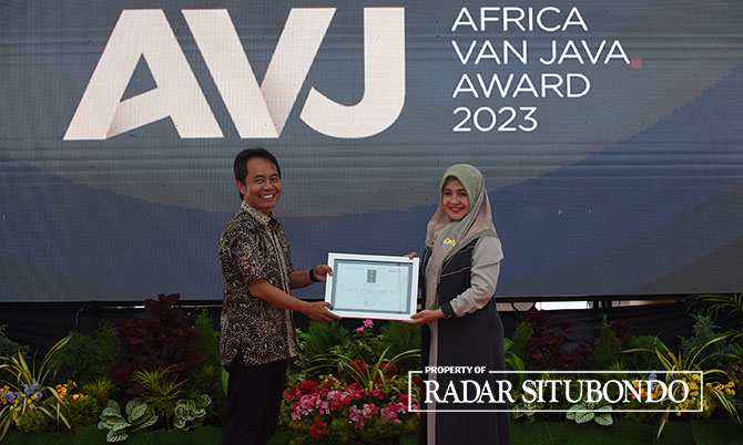 Nyai Hj Djuwairiyah Fawaid menerima sertifikat dari Direktur JP-RaBa Samsudin Adlawi. (Humaidi/Radar Situbondo)
