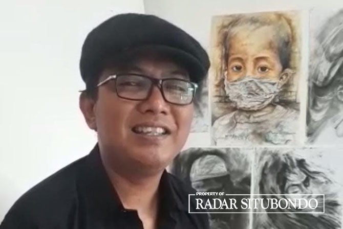 PENCINTA SENI: Sekretaris DKS Jeffri Gunawan melukis menggunakan serbuk arang di rumahnya, Selasa (1/3). (Humaidi/Radar Situbondo)
