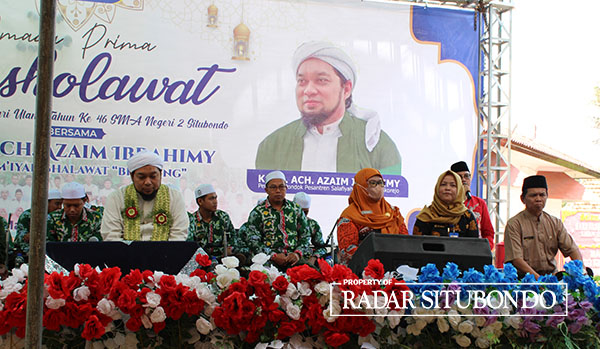 SMADA PRIMA BERSHOLAWAT : Pengasuh Pondok Pesantren Salafiyah Syafi&rsquo;iyah Sukorejo KHR Achmad Azaim Ibrahimy, Wakil Bupati Situbondo Hj Khoirani, Kadisdikbud Siti Aisyah, dan Kepala Sekolah SMAN 2 Situbondo Drs Winarto dalam acara pengajian HUT SMADA