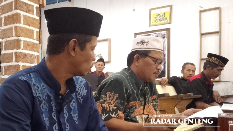 DIDESAK: Ketua BPD Plampangrejo Agus Khoeroni (dua dari kiri) membaca isi surat yang dikirimkan aliansi masyarakat, pada Sabtu malam (11/3). (Foto: Lugas Rumpakaadi/JPRG)