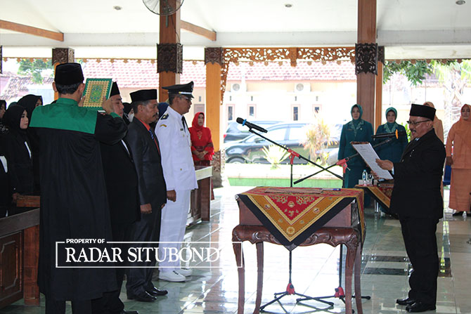 MUTASI JABATAN: Bupati Situbondo Drs Karna Suswandi melantik dan mengambil sumpah 107 orang ASN di Pendapa Aryo Situbondo, Selasa (21//3). (Iwan Feriyanto/Radar Situbondo)