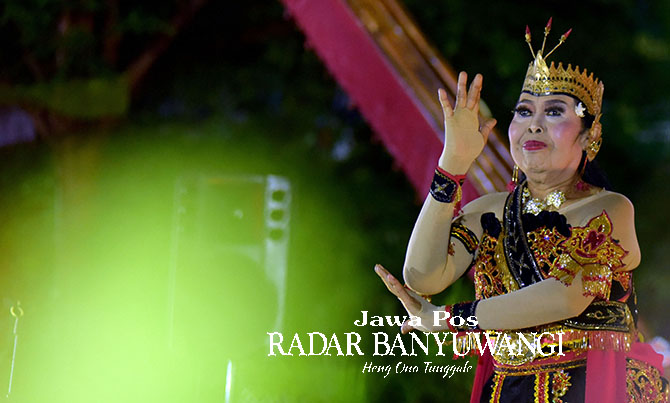 MAESTRO GANDRUNG: Temu Misti tampil menari di Gesibu Blambangan Banyuwangi pekan lalu. (Ramada Kusuma/Radar Banyuwangi)