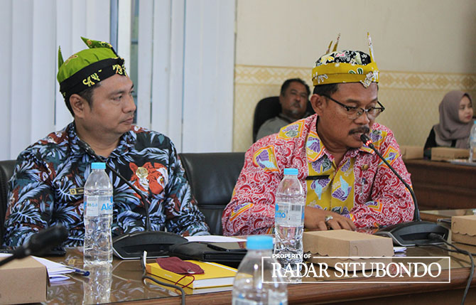 DENGAR PENDAPAT: Kabid PPTK Disdikbud Andi Yulian Haryanto (kiri) dan Kepala BKPSDM Samsuri mengikuti rapat dengan Komisi I dan IV DPRD Situbondo. Hearing tersebut juga dihadiri guru honorer. (Iwan Feriyanto/Radar Situbondo)
