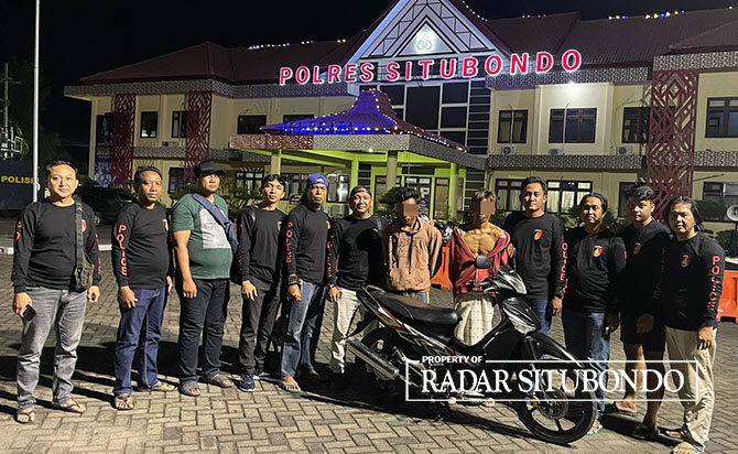 DIRINGKUS: Andika Yulianto (lima dari kanan) dan ZR, 17, (enam dari kanan) digelandang ke Mapolres Situbondo, Kamis malam (16/3). (Humaidi/Radar Situbondo)