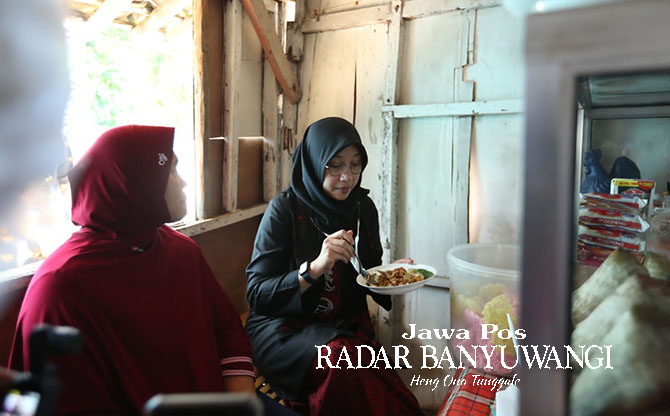 ICIP-ICIP: Bupati Ipuk mengecek warung milik Hamsiah, penerima bantuan program Kanggo Riko di Desa Watukebo, Kecamatan Blimbingsari. (DINI UNTUK RABA)