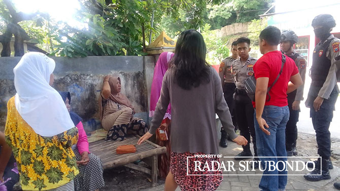PASCA PERTENGKARAN: Tim Sabhara Polres Situbondo mendatangi emak-emak yang yang bertengkar dengan petugas koperasi di Dusun Cappore, Kelurahan Ardirejo, Kecamatan Panji, Kamis (9/3). (Humaidi/Radar Situbondo)