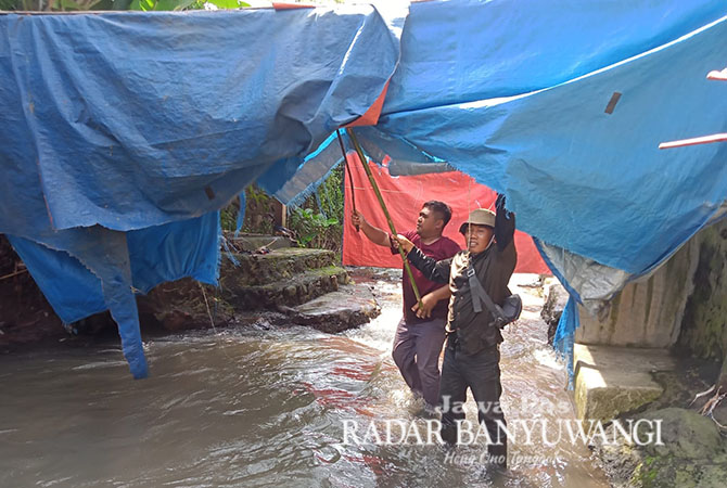 KALI WADON: MCK khusus ibu-ibu ditutup tirai dari terpal agar orang yang melintas tidak bisa melihat aktivitas mandi dan cuci pakaian. (Ramada Kusuma/Radar Banyuwangi)