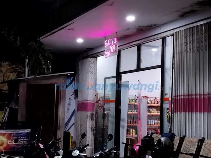 BUKA SEPARO: Meski ada larangan dari pemkab, Toko Banyu Joyo yang berlokasi di sudut jalan dekat traffic light Jalan MT Haryono diduga masih menjual miras pukul 18.36 tadi malam. (Bagus Rio/RadarBanyuwangi.id)