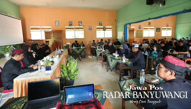 JANGAN ABAI: Bupati Ipuk Fiestiandani bertemu para kepala sekolah di wilayah Kecamatan Pesanggaran. Dia mengingatkan pihak sekolah tidak abai jika menemukan indikasi perundungan. (Dini Untuk RaBa)
