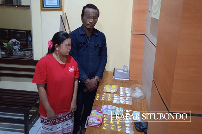 Pasangan suami-istri BR, 39, dan NR, 33, warga Desa Kilensari, Kecamatan Panarukan saat di ruang Satreskoba Polres Situbondo, Selasa malam (14/3) pukul 19.30. (Humaidi/Radar Situbondo)