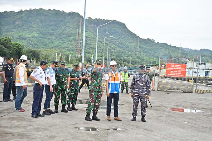 CEK LOKASI: Danlanal Banyuwangi Letkol Laut (P) Ansori mendampingi Dirlat Kodiklat TNI Brigjen TNI Arkamelvi Karmani melihat kesiapan Pelabuhan Tanjung Wangi jelang Latgabma Super Garuda Shield 2023 yang akan digelar Agustus nanti. (Penlanal untuk RadarBa