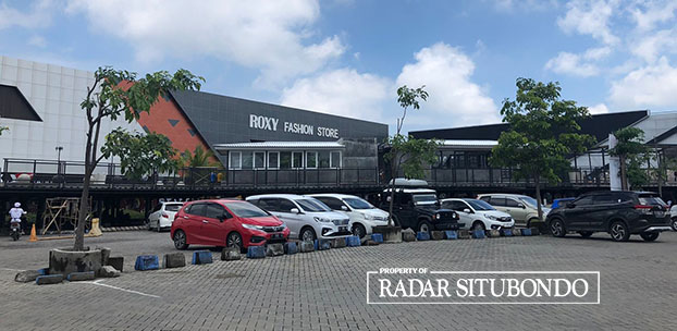 PARKIR LUAS: Situbondo Roxy Square yang berada di Jalan Basuki Rahmat Situbondo itu mampu mendorong peningkatan ekonomi dan pembangunan daerah.