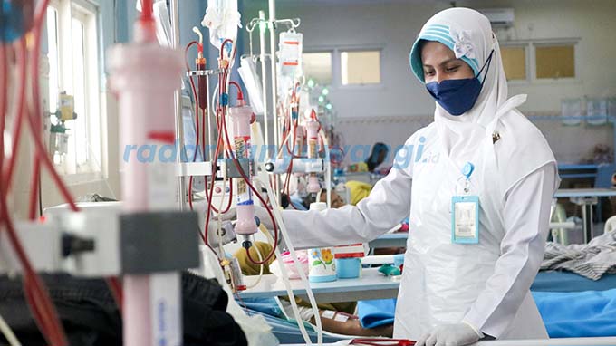 CUCI DARAH: Tenaga medis bertugas dalam pelayanan hemodialisis di RS Al Huda Gambiran Banyuwangi. (RSAH Untuk RadarBanyuwangi.id)