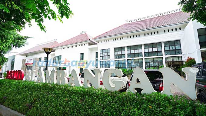 RS PELAT MERAH: Gedung RSUD Blambangan dipotret dari Jalan Letkol Istiqlah, Banyuwangi. (Dini Untuk RadarBanyuwangi.id)