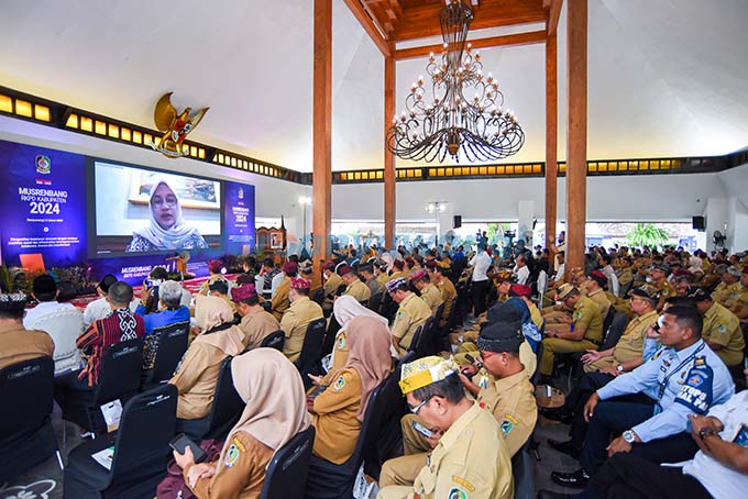 PERENCANAAN PEMBANGUNAN: Bupati Ipuk Fiestiandani menyampaikan sambutan secara virtual dalam forum Musrenbang 2024 yang digeber di Pendapa Sabha Swagata Blambangan kemarin (13/3). (Ramada Kusuma/RadarBanyuwangi.id)