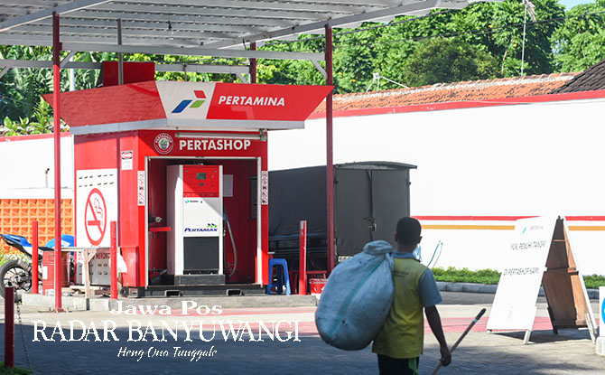 TETAP EKSIS: Keberadaan Pertashop di berbagai tempat harus bersaing dengan kios-kios pertamini yang juga menjual BBM. (Ramada Kusuma/Radar Banyuwangi)