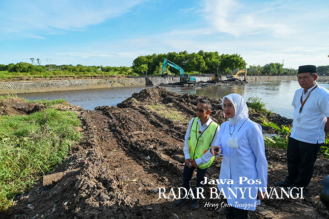 LAYAK JADI DESTINASI WISATA:  Bupati Ipuk Fiestiandani didampingi Kadis PU Pengairan Guntur Priambodo dan Kepala Bappeda Suyanto Waspo Tondo meninjau proses pengerukan sedimentasi di hilir Sungai Kalilo, Kamis sore (30/3). (Ramada Kusuma/Radar Banyuwangi)
