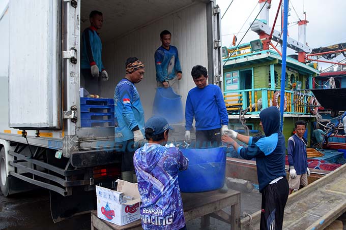 UPAH NAIK: Buruh bongkar muat di Pelabuhan Tanjung Wangi bisa tersenyum. Upah mereka yang semula Rp 117.500 per sif kerja, mulai Maret naik menjadi Rp 127.600. (Ramada Kusuma/RadarBanyuwangi.id)