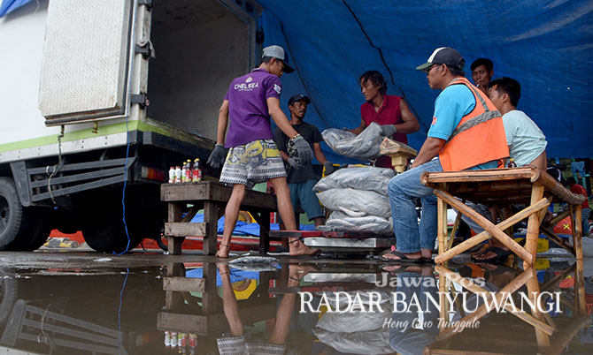 UPAH NAIK: Buruh bongkar muat di Pelabuhan Tanjung Wangi bisa tersenyum. Upah mereka yang semula Rp 117.500 per sif kerja, mulai Maret naik menjadi Rp 127.600. (Ramada Kusuma/Radar Banyuwangi)