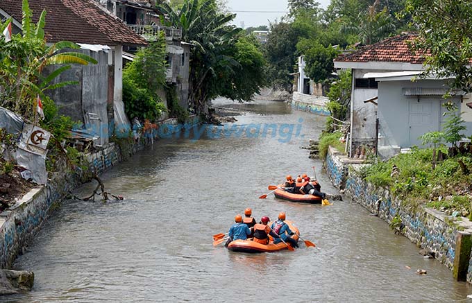 DILEWATI PERAHU KARET: Kalilo menyisakan banyak sejarah. Dalam peta Belanda tahun 1915 disebut Kali Klampok. Namun, masyarakat lebih familiar menyebut Kalilo sampai sekarang.   (Ramada Kusuma/RadarBanyuwangi.id)