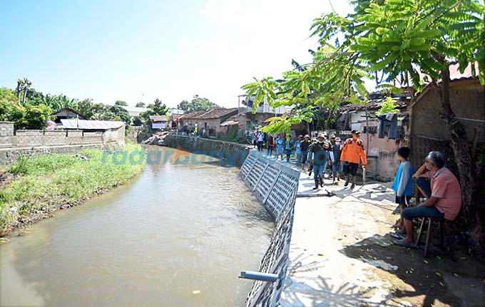 MITIGASI BENCANA: Tim ekspedisi Susuka yang juga melibatkan BPBD melintasi bantaran Sungai Kalilo dari Lingkungan Lebak hingga Kempon dekat jembatan Toko Bagus, Kelurahan Kepatihan. (Ramada Kusuma/RadarBanyuwangi.id)