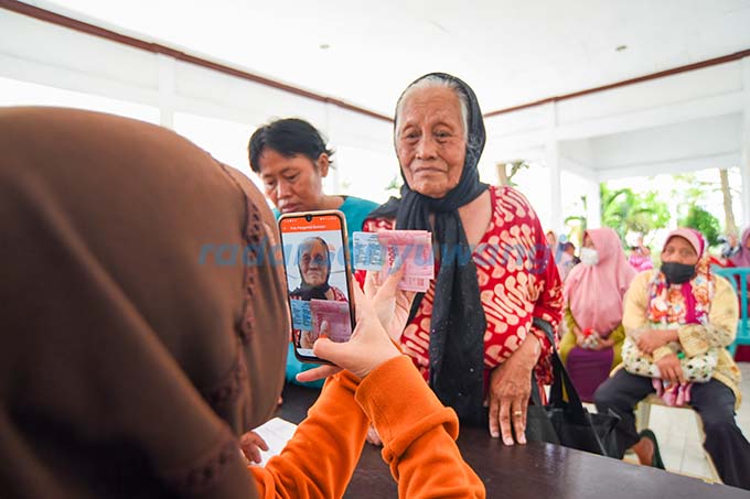VERIFIKASI DATA: Petugas menyalurkan dana bansos kepada KPM di Kelurahan Tukangkayu Banyuwangi beberapa waktu lalu.