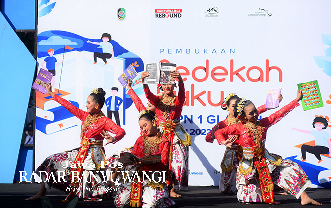 KEKINIAN: Tari tradisional kreasi baru bertema ”Ayo Membaca Buku” karya Sabar Hariyanto. (Ramada Kusuma/Radar Banyuwangi)