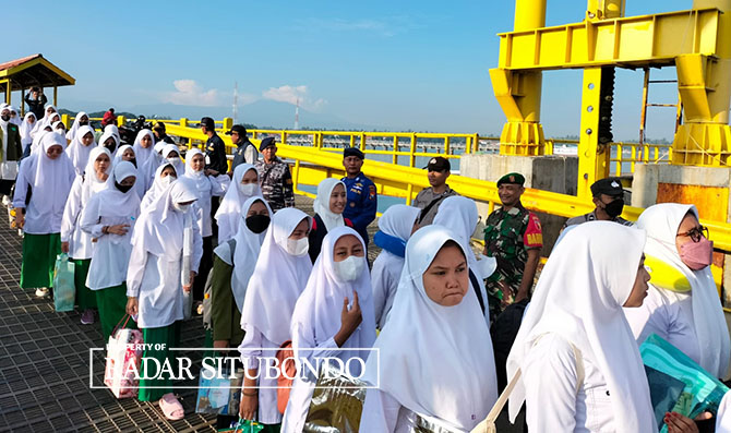 TERATUR: Para santriwati bergantian masuk ke dalam kapal feri di Pelabuhan Jangkar, Kamis (16/3). Mereka akan menyeberang ke Kepulauan Madura. (Iwan Feriyanto/Radar Situbondo)