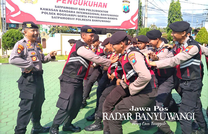 UJI KEMAMPUAN: Puluhan personel Samapta berlatih pengendalian massa di halaman Mapolresta Banyuwangi, Rabu (15/3). (Bagus Rio/Radar Banyuwangi)