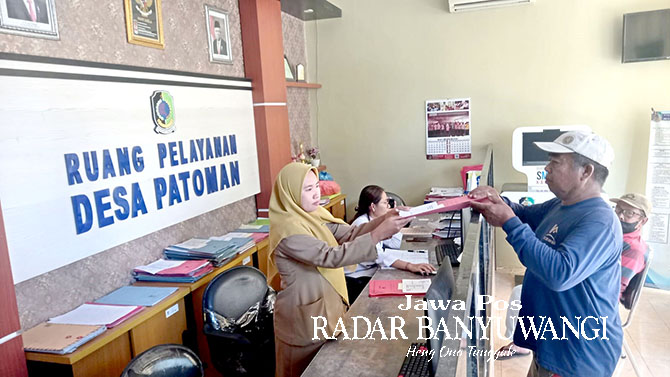 UNTUK MASYARAKAT: Petugas memberikan pelayanan kepada warga di kantor Desa Patoman, Kecamatan Blimbingsari. (Ramada Kusuma/Radar Banyuwangi)