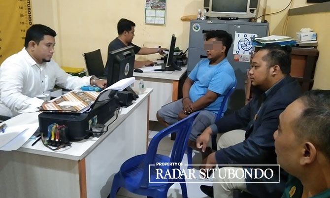 DIAMANKAN: Ahmad Busairi (kaus biru) dimintai keterangannya di ruang Satreskoba Polres Situbondo, Senin malam (27/3). (Humaidi/Radar Situbondo)
