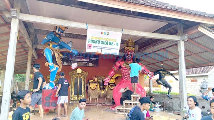 GOTONG ROYONG: Para pemuda Desa Patoman, Kecamatan Blimbingsari menyelesaikan pembuatan ogoh-ogoh kemarin sore (12/3). (Deddy Jumhardiyanto/RadarBanyuwangi.id)