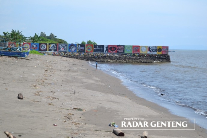 INDAH: Pantai Waru Doyong di Desa Kumendung, Kecamatan Muncar bisa menjadi alternatif liburan, Senin (27/2). (Foto: Lugas Rumpakaadi/JPRG)