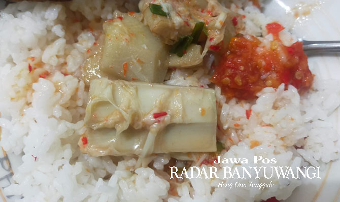 SEGAR: Sayur empol dimakan dengan sambal dan nasi. (Dedy Jumhardiyanto/RaBa)