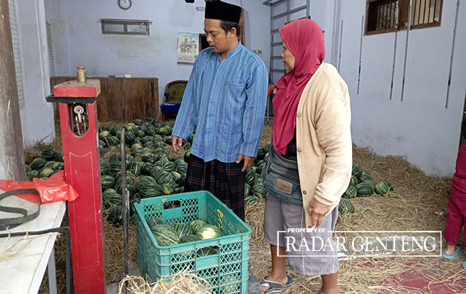 MENIMBANG: Antok melayani pembeli di tokonya Dusun Cangaan, Desa Genteng Wetan, Kecamatan Genteng, Kamis (24/3). (Lugas Rumpakaadi/Radar Genteng)