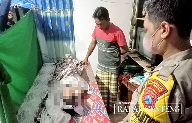 MENINGGAL: Jenazah Nando Kristian Putra Dinata usai dievakuasi dari Bendungan Temurejo di Dusun Temurejo, Desa Kembiritan, Kecamatan Genteng, pada Kamis (9/3) sore. (Sudarmaji untuk Radar Genteng)