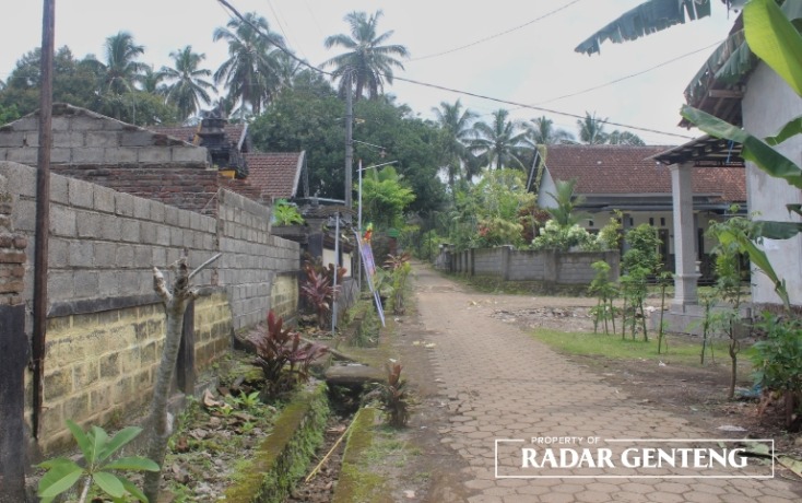 LENGANG: Kampung Hindu di Dusun Kaliwadung, Desa Kaligondo, Kecamatan Genteng, sepi ditinggal warganya merayakan Nyepi, Rabu (22/3) (Foto: Salis Ali/JPRG)