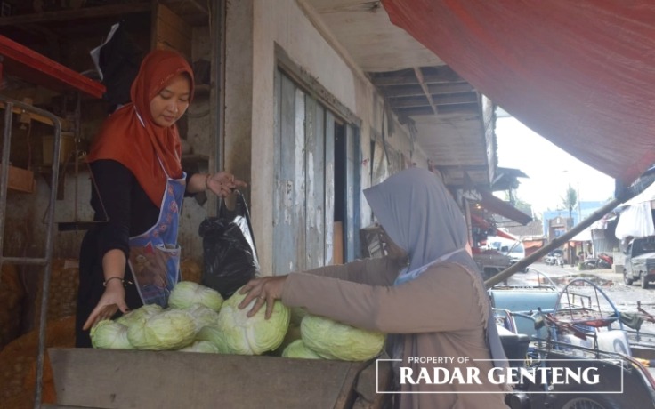 JUAL BELI: Seorang warga tengah belanja di lapak sayur, Pasar Genteng 1, Desa Genteng Kulon, Kecamatan Genteng, Selasa (7/3). (Foto: Salis Ali/JPRG)