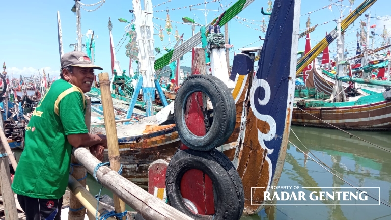 SANDAR: Warga melihat kapal selerek yang sandari di Pelabuhan Muncar, Minggu (12/3). (Foto: Lugas Rumpakaadi/JPRG)